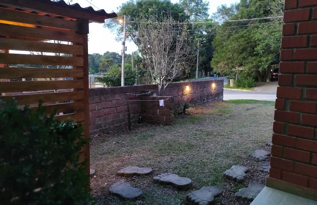 pequena Pousada Pernottare estacionamento frente e lado publico privado-1